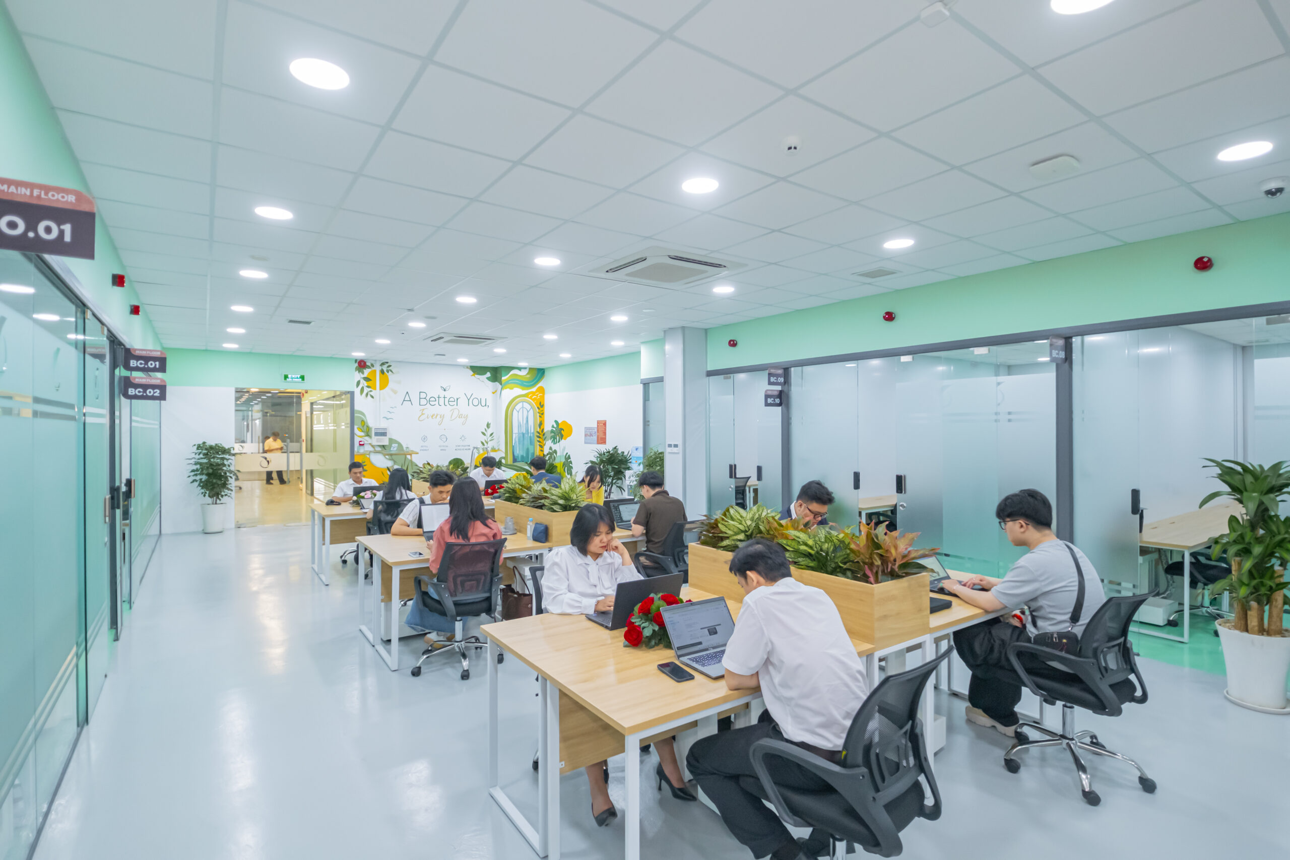 Nội thất khu lounge coworking với ánh sáng tự nhiên